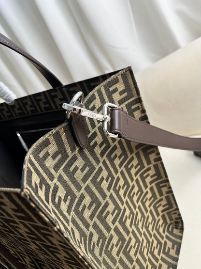 FENDI spacious tote bag in recycled jacquard fabric featuring gray and black FF motif. Featuring fabric-lined interior compartments, interior zip pocket and silver-tone hardware.