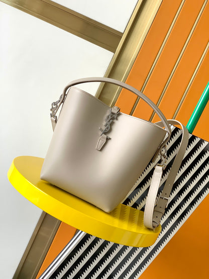 [Original leather] LE 37 small shiny leather handbag new