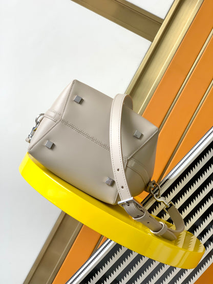 [Original leather] LE 37 small shiny leather handbag new