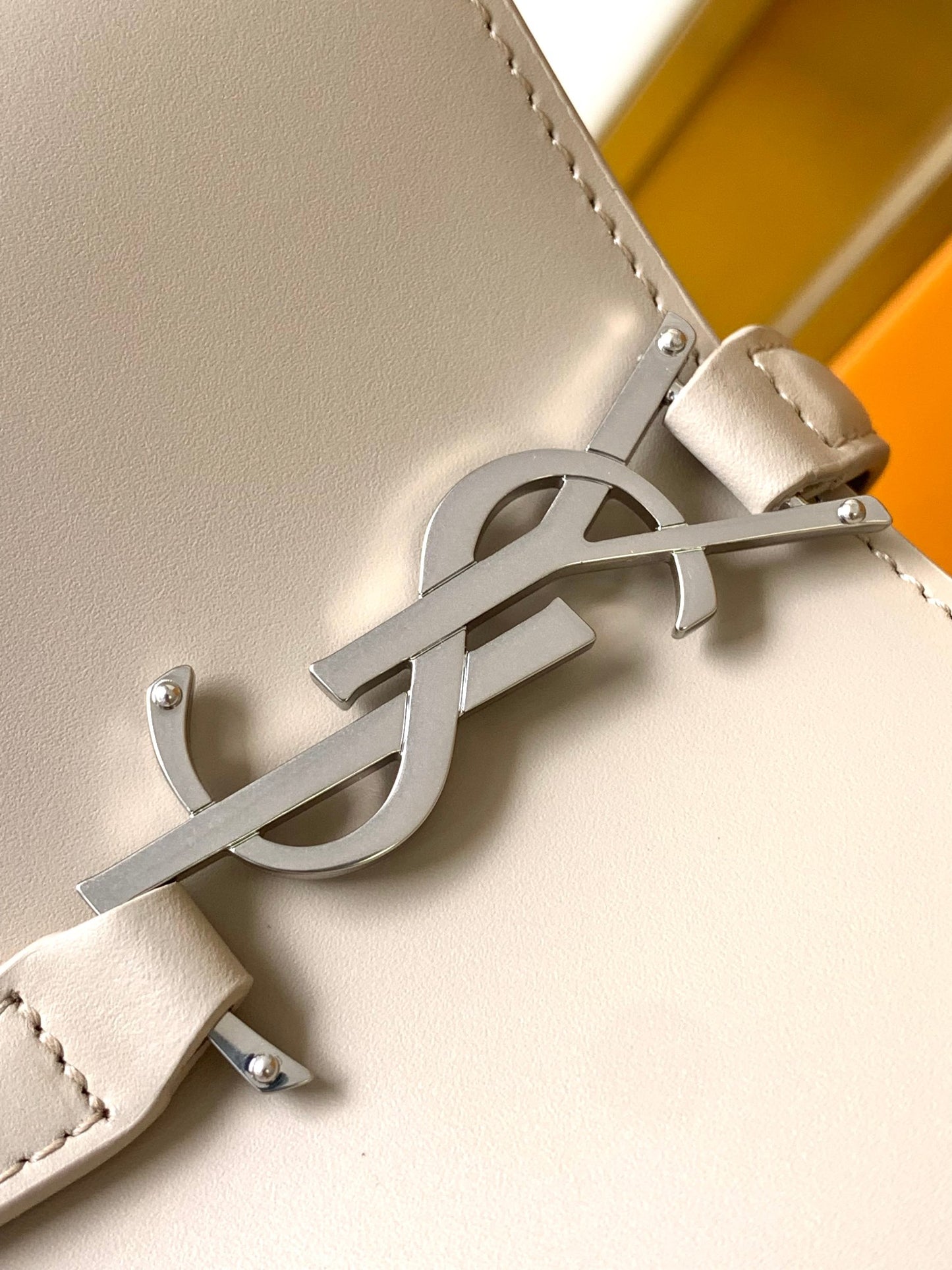 [Original leather] LE 37 small shiny leather handbag new