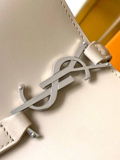 [Original leather] LE 37 small shiny leather handbag new