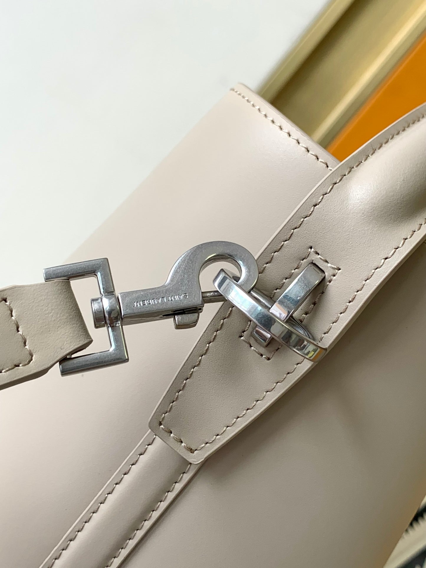 [Original leather] LE 37 small shiny leather handbag new