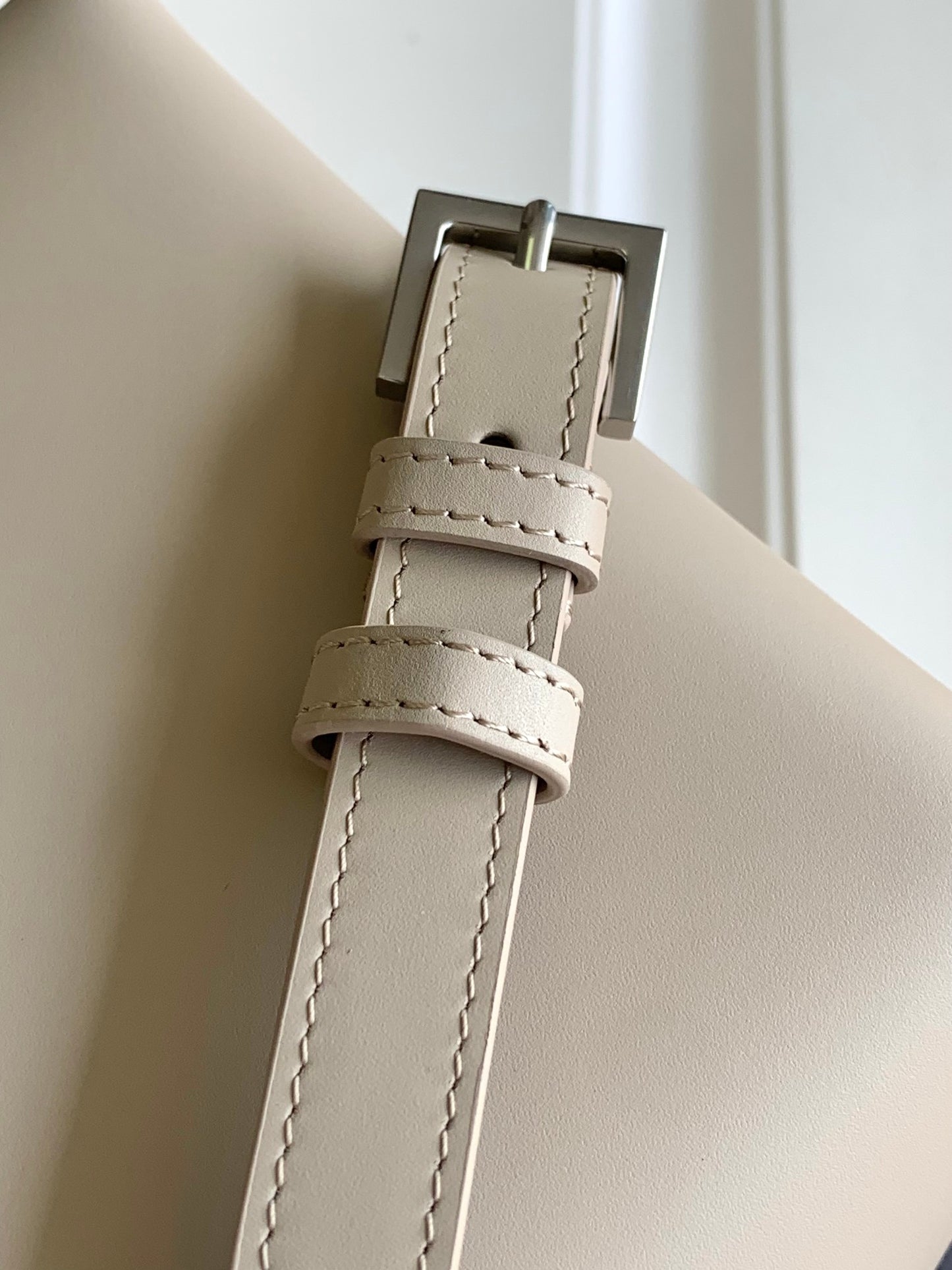 [Original leather] LE 37 small shiny leather handbag new
