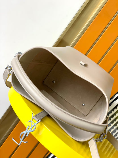 [Original leather] LE 37 small shiny leather handbag new