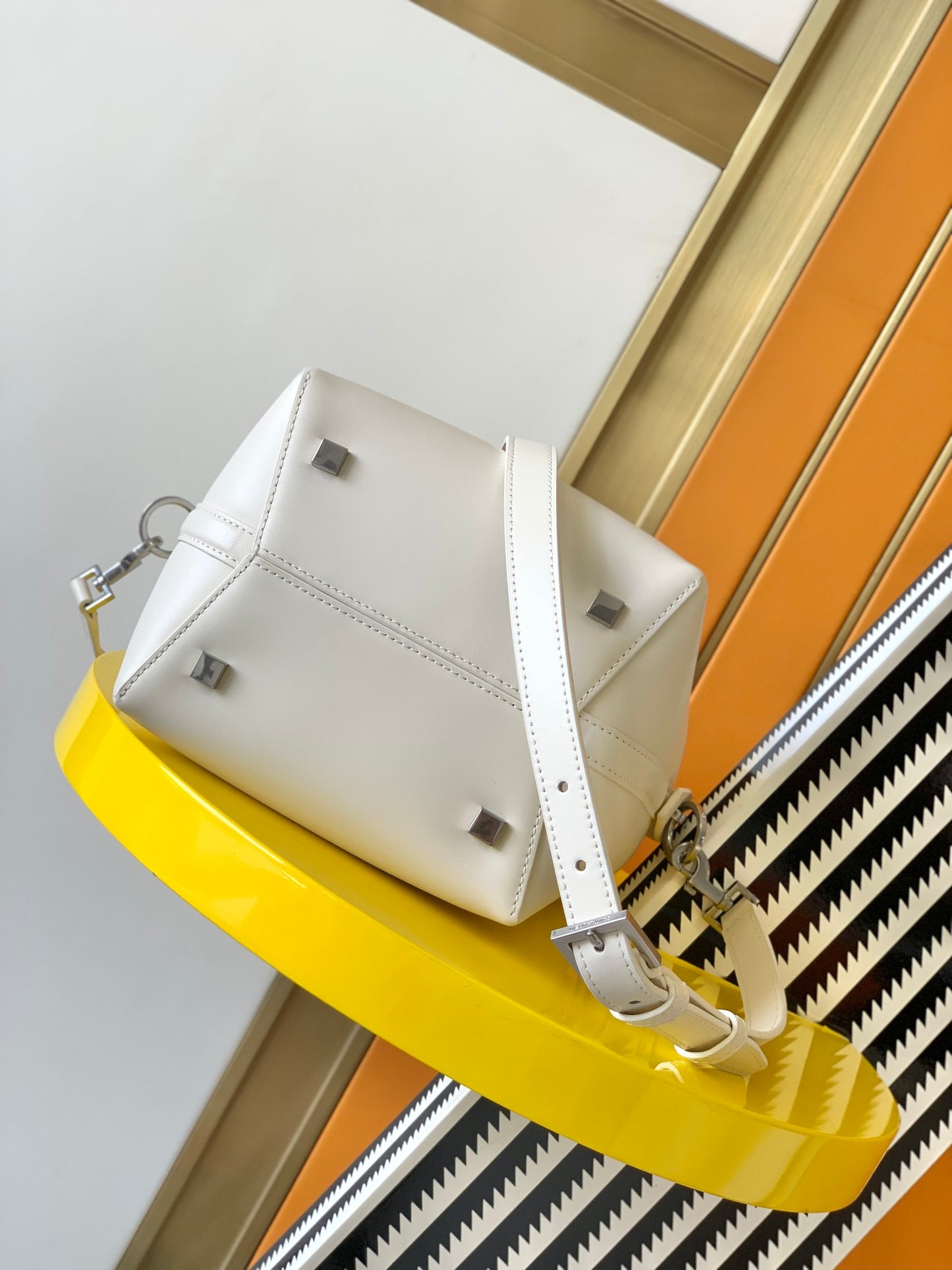 [Original leather] LE 37 small shiny leather handbag new Model: 749036～～