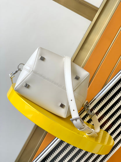 [Original leather] LE 37 small shiny leather handbag new Model: 749036～～