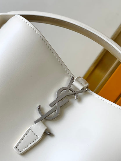[Original leather] LE 37 small shiny leather handbag new Model: 749036～～