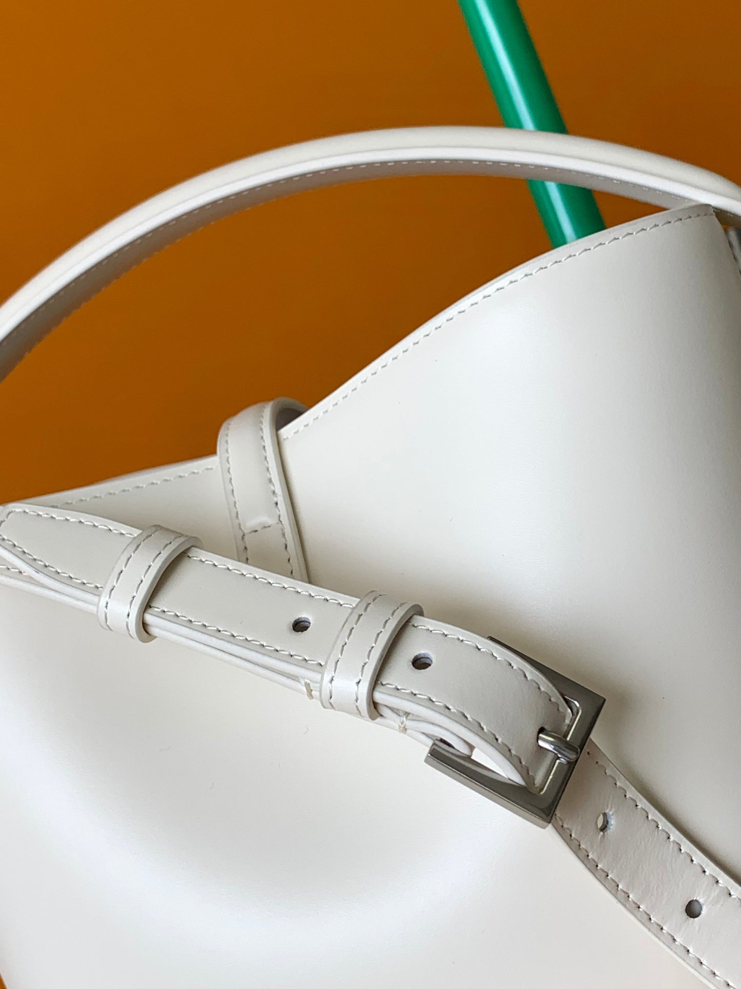 [Original leather] LE 37 small shiny leather handbag new Model: 749036～～