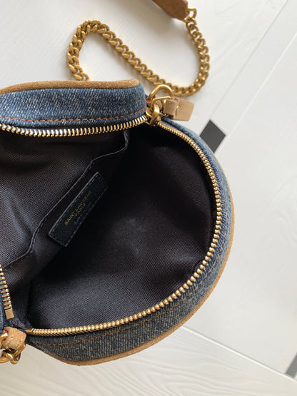 🔥VINYLE cute round bag denim with suede is here! Model Number: 610436 Denim