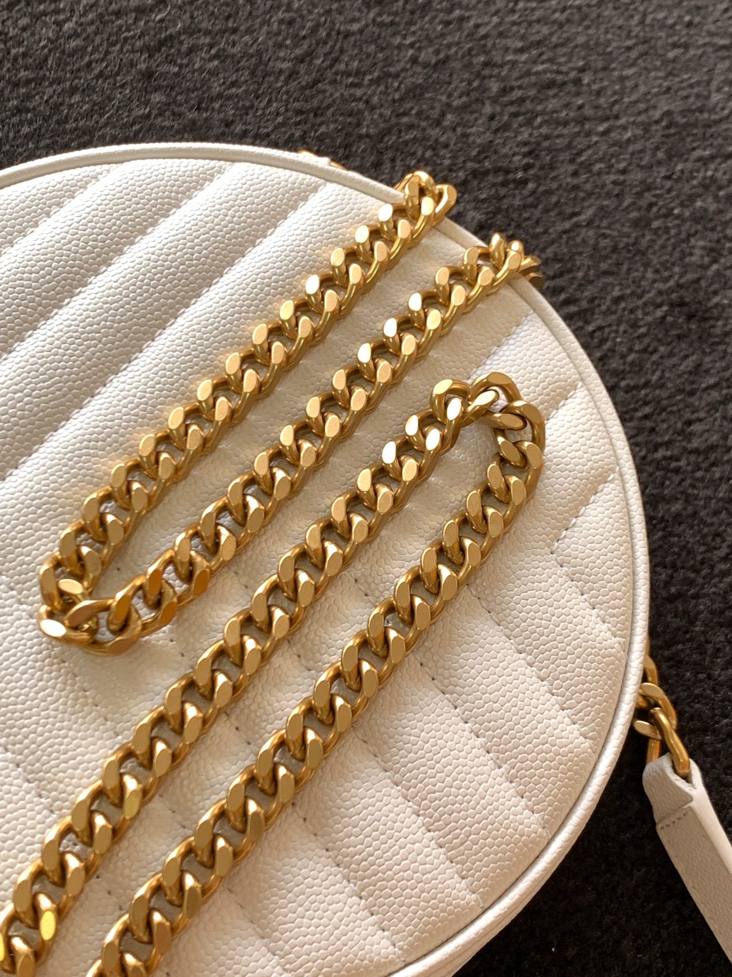 [Original leather] #𝑽𝒊𝒏𝒚𝒍𝒆# The latest VINYLE cute round bag from the counter is here! Model: 610436