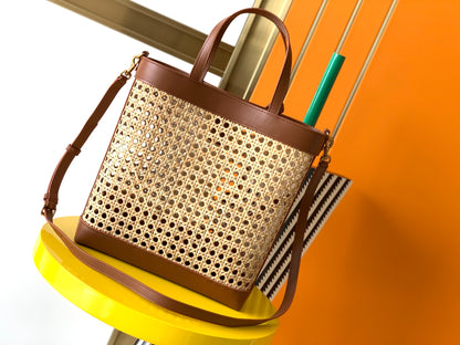 Original Leather Summer 𝙎𝘼𝙄𝙉𝙏 𝙇𝘼𝙐𝙍𝙀𝙉𝙏 𝙏𝙊𝙔 vertical woven and leather shopping bag Model: 655161