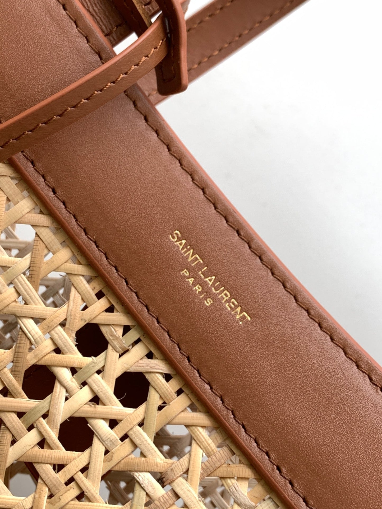 Original Leather Summer 𝙎𝘼𝙄𝙉𝙏 𝙇𝘼𝙐𝙍𝙀𝙉𝙏 𝙏𝙊𝙔 vertical woven and leather shopping bag Model: 655161
