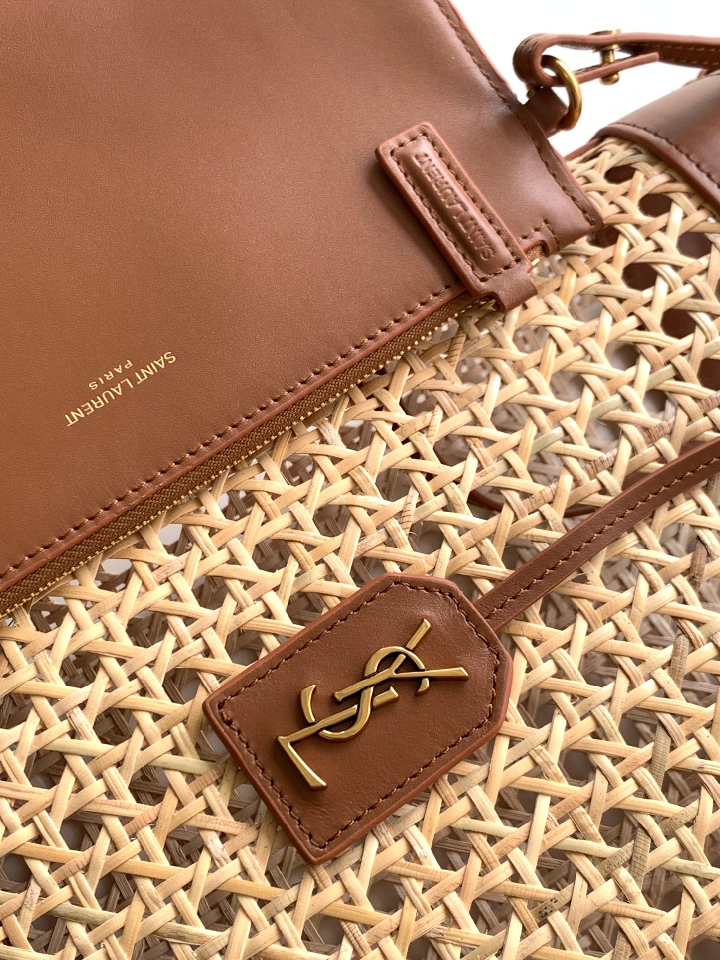 Original Leather Summer 𝙎𝘼𝙄𝙉𝙏 𝙇𝘼𝙐𝙍𝙀𝙉𝙏 𝙏𝙊𝙔 vertical woven and leather shopping bag Model: 655161
