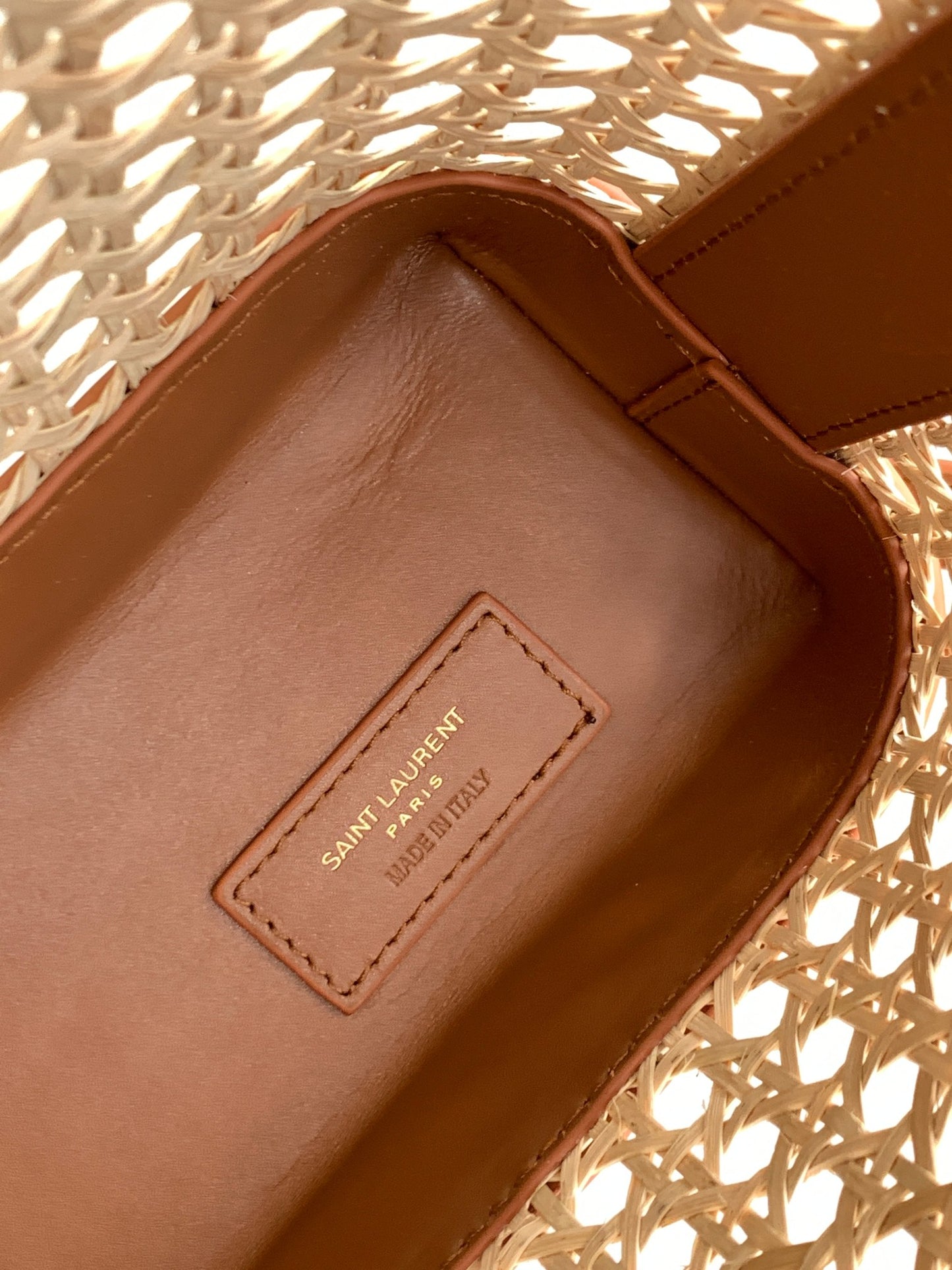 Original Leather Summer 𝙎𝘼𝙄𝙉𝙏 𝙇𝘼𝙐𝙍𝙀𝙉𝙏 𝙏𝙊𝙔 vertical woven and leather shopping bag Model: 655161