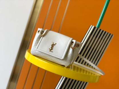 【Original leather】𝐌𝐢𝐧𝐢 𝐍𝐨𝐥𝐢𝐭𝐚The return model Mini Nolita that became popular all over the Internet as soon as it was released! 18x13x6cm Style No.: 672738