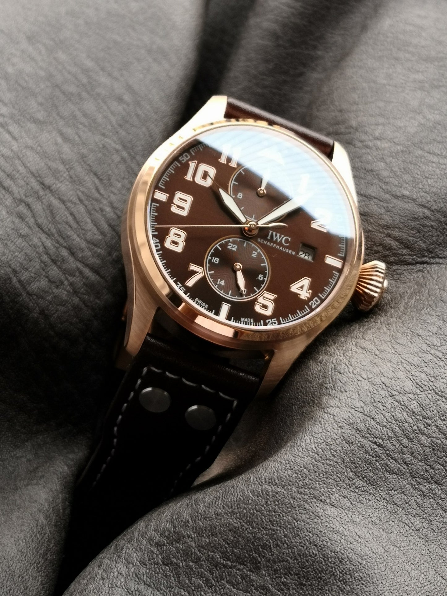 TW new products, the pinnacle of appearance The most dazzling star under IWC, IWC's long-term kinetic energy moon phase expert. The new pilot series IW51584 watch through the bottom.