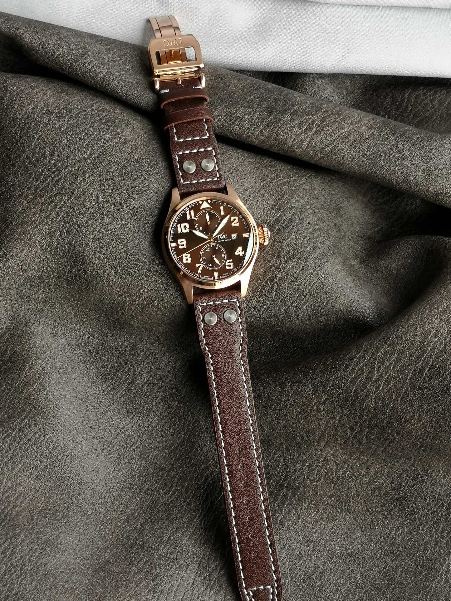 TW new products, the pinnacle of appearance The most dazzling star under IWC, IWC's long-term kinetic energy moon phase expert. The new pilot series IW51584 watch through the bottom.