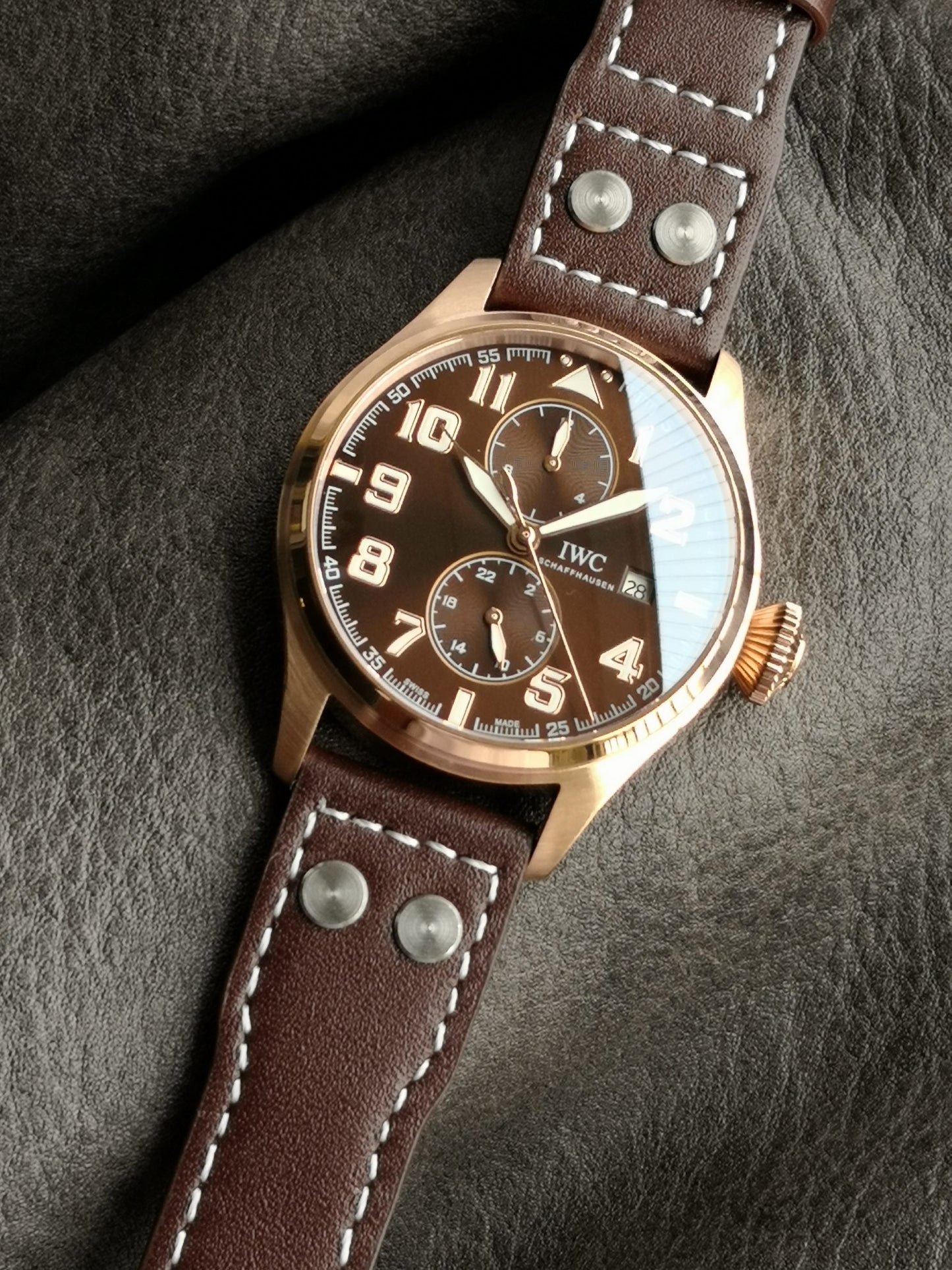 TW new products, the pinnacle of appearance The most dazzling star under IWC, IWC's long-term kinetic energy moon phase expert. The new pilot series IW51584 watch through the bottom.