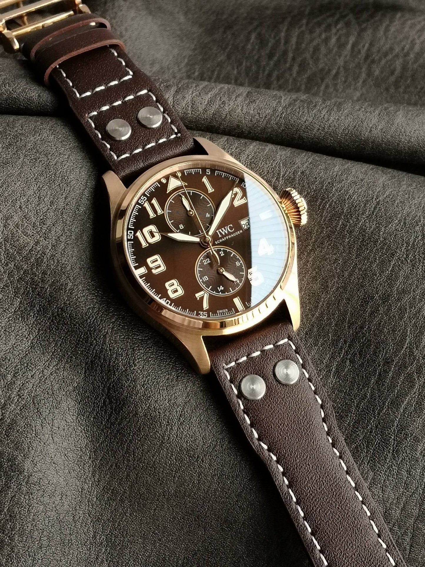 TW new products, the pinnacle of appearance The most dazzling star under IWC, IWC's long-term kinetic energy moon phase expert. The new pilot series IW51584 watch through the bottom.