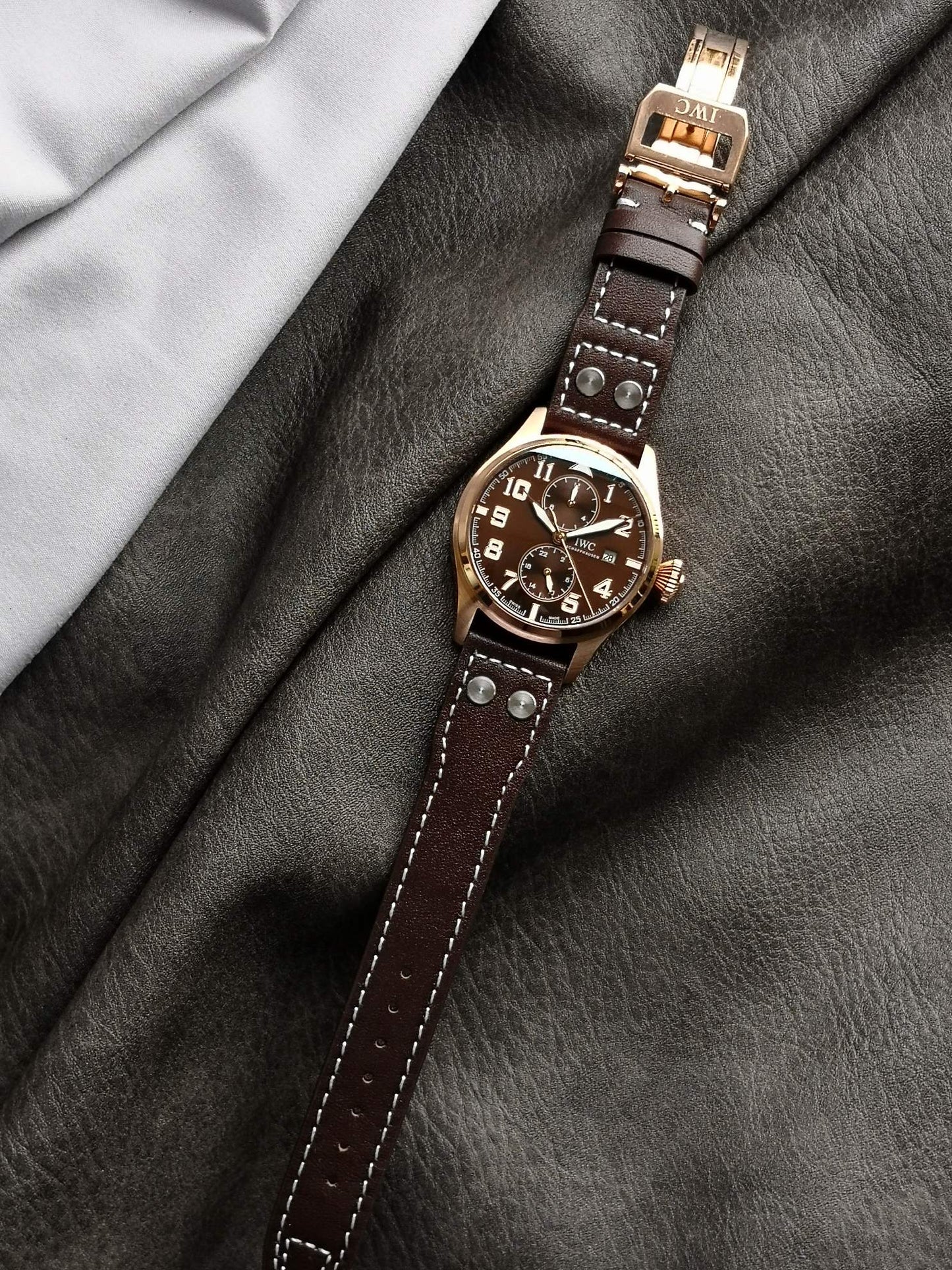 TW new products, the pinnacle of appearance The most dazzling star under IWC, IWC's long-term kinetic energy moon phase expert. The new pilot series IW51584 watch through the bottom.