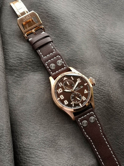 TW new products, the pinnacle of appearance The most dazzling star under IWC, IWC's long-term kinetic energy moon phase expert. The new pilot series IW51584 watch through the bottom.