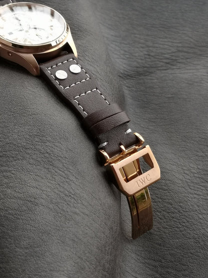 TW new products, the pinnacle of appearance The most dazzling star under IWC, IWC's long-term kinetic energy moon phase expert. The new pilot series IW51584 watch through the bottom.