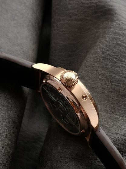 TW new products, the pinnacle of appearance The most dazzling star under IWC, IWC's long-term kinetic energy moon phase expert. The new pilot series IW51584 watch through the bottom.