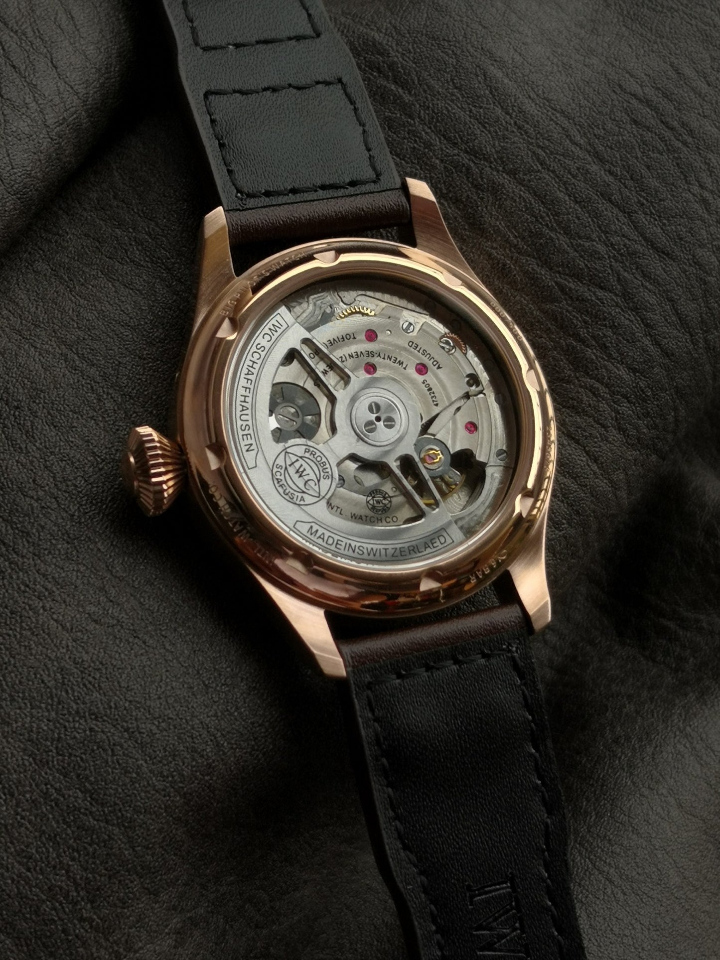 TW new products, the pinnacle of appearance The most dazzling star under IWC, IWC's long-term kinetic energy moon phase expert. The new pilot series IW51584 watch through the bottom.