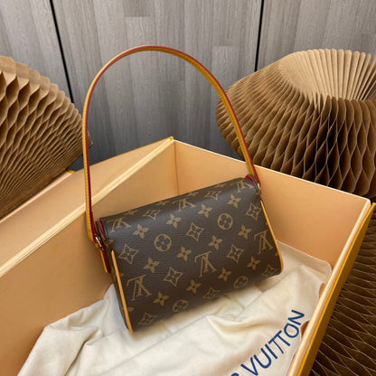 [Chip version] Style number: 51900 box bag, same style as Beckham,