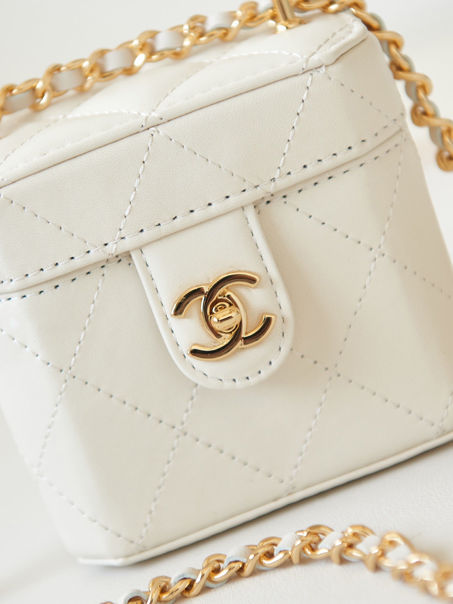 Chanel ✅Chanel 9.1🌟The latest small box on the first day of price increase AP3 shared that this small box is so beautiful and super exquisite. The bag body is octagonal
