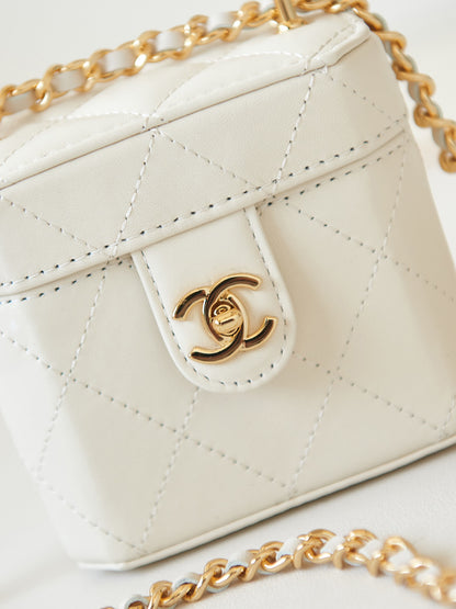 Chanel ✅Chanel 9.1🌟The latest small box on the first day of price increase AP3 shared that this small box is so beautiful and super exquisite. The bag body is octagonal